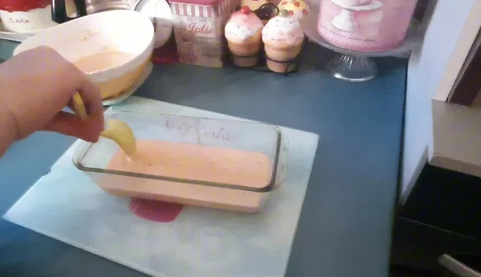 Recouvrir avec le reste de la préparation et ajouter d’autres bâtonnets de surimi.