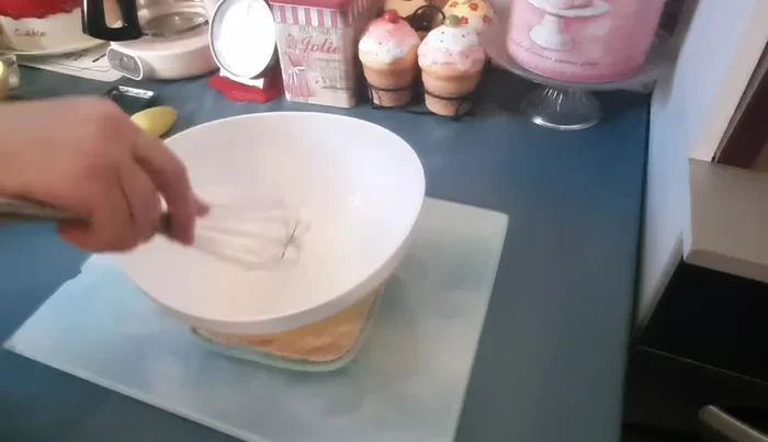 Dans un saladier, mélanger la maïzena et le lait.