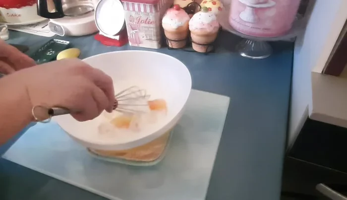 Incorporer les œufs, le sel, le poivre et le paprika.