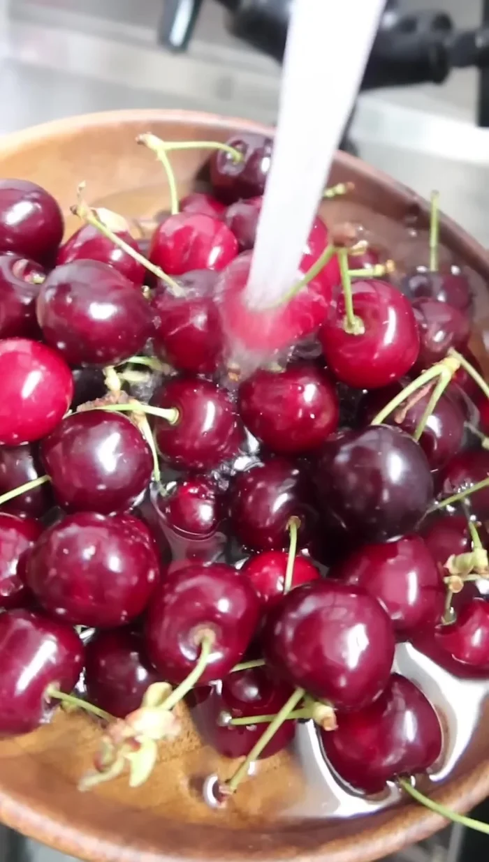 Rincer les cerises et les dénoyauter.