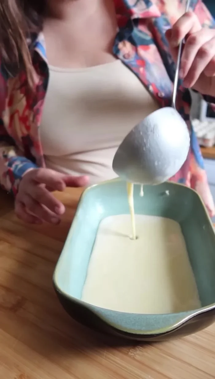 Verser une louche de pâte dans le plat beurré et cuire à 180° pendant 8 à 10 minutes.