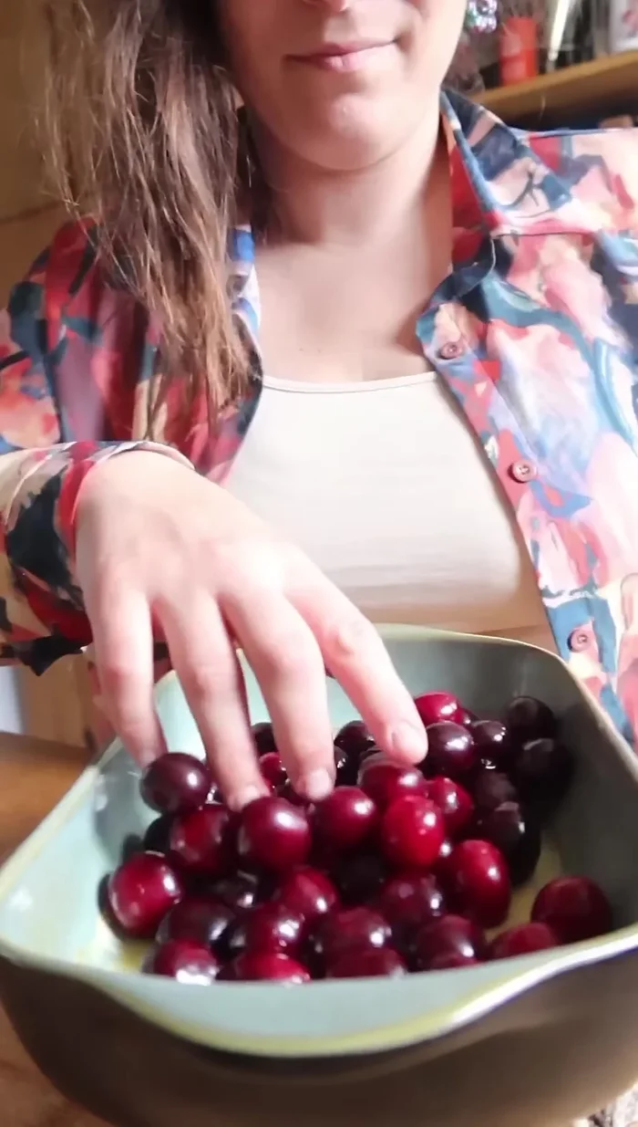 Verser le reste de la pâte sur les cerises.
