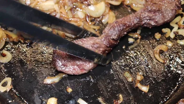 Faire une place sur la poêle pour finir de cuire l'onglet et le garder bien chaud. (124.25)