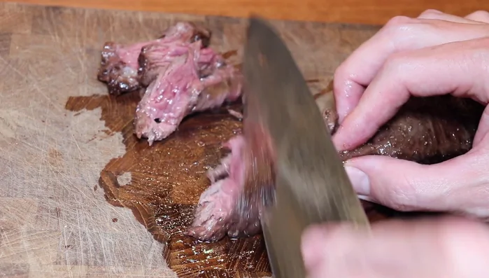 Couper finement l'onglet. (136.97)
