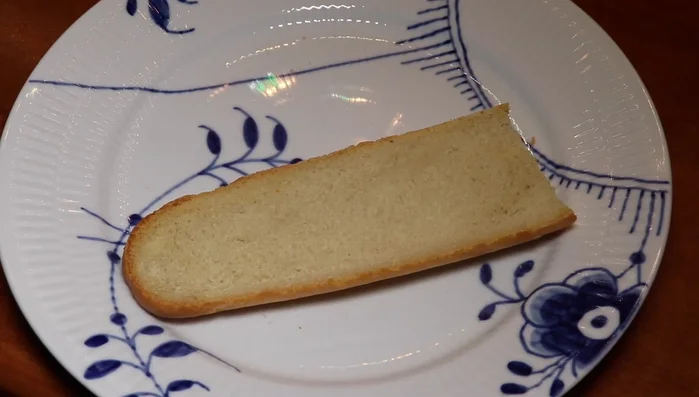 Couper la baguette en deux. (149.06)
