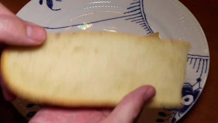 Étaler la mayonnaise à l'estragon sur la baguette. (154.01)