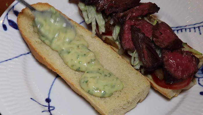 Ajouter un peu plus de mayonnaise sur le dessus. (200.299)