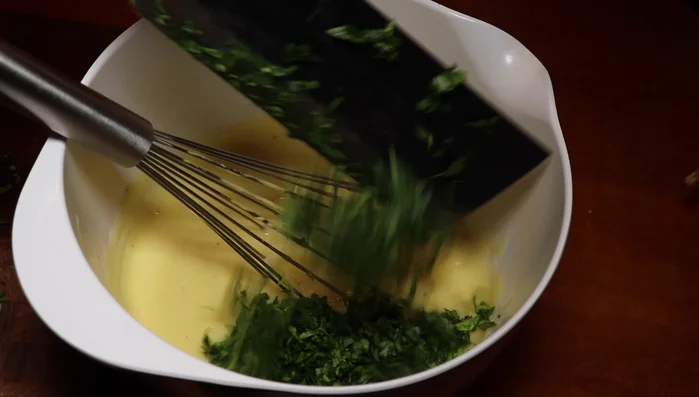 Mélanger la mayonnaise maison avec l'estragon. (29.9)