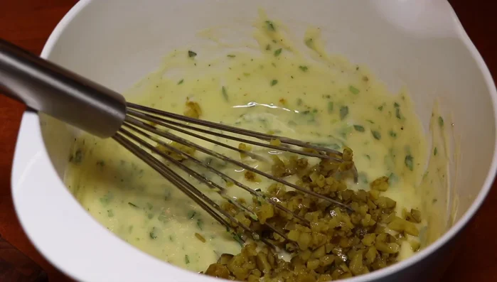 Ajouter les cornichons à la mayonnaise à l'estragon. (55.37)