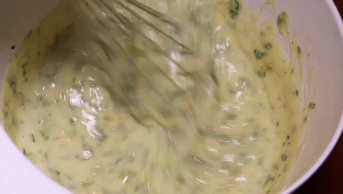 Ajouter l'ail frais émincé, le poivre au goût à la mayonnaise. (63.5)