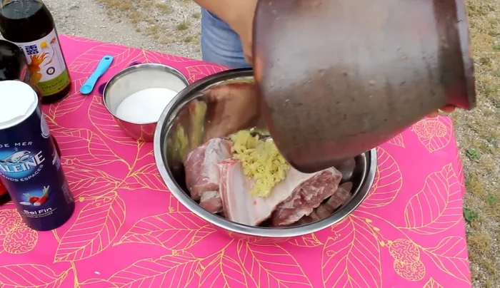 Mélanger les ingrédients pilés avec le sucre, le sel, la sauce de poisson, la sauce Maggi, la sauce d'huître, la sauce soja épaisse et le poivre.