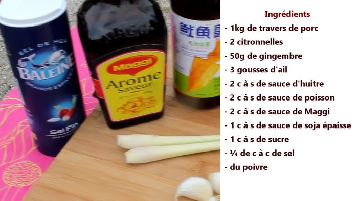 Préparer la marinade la veille. Enlever le bout dur et la partie verte des tiges de citronnelle.