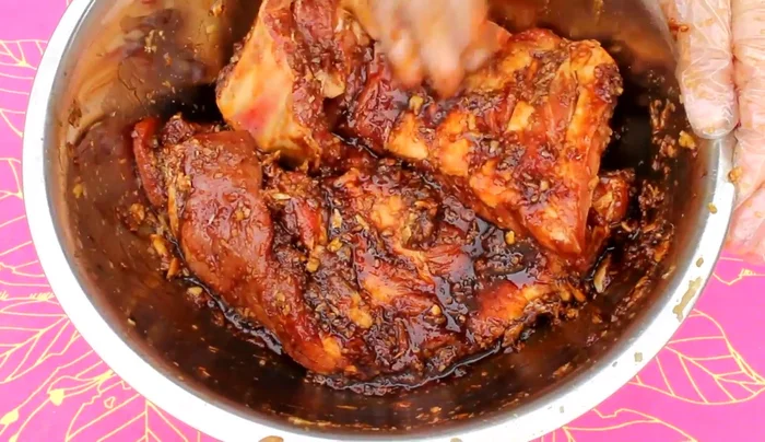 Étaler la marinade sur les travers de porc et laisser mariner toute une nuit au réfrigérateur.