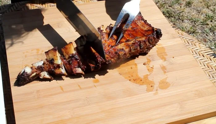 Couper les travers de porc dorés en morceaux.