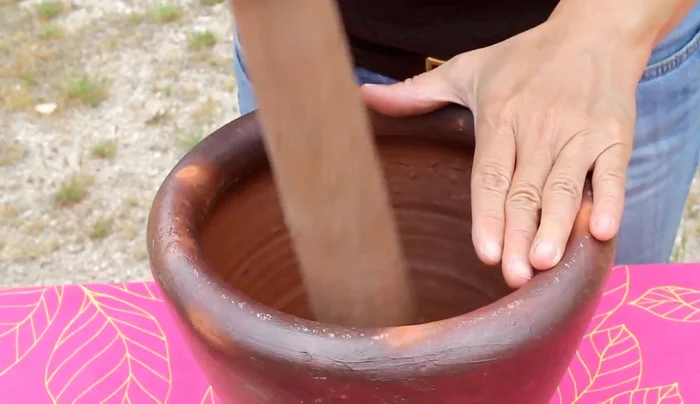 Piler la citronnelle, le gingembre et l'ail dans un mortier.
