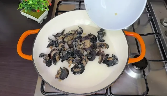 Faire frire les escargots : Faire chauffer de l'huile dans une poêle. Frire les escargots jusqu'à ce qu'ils soient croustillants à l'extérieur et juteux à l'intérieur.