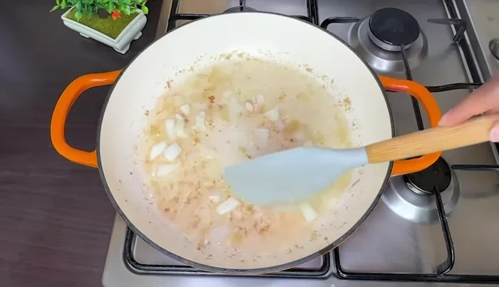 Cuire la base de poivre : Faire revenir des oignons hachés jusqu'à ce qu'ils soient translucides. Ajouter le mélange de poivrons et faire frire pendant 3 à 5 minutes.
