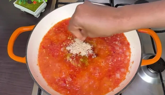 Assaisonner la base de poivre : Assaisonner avec de l'assaisonnement pour légumes, de la poudre de curry, de l'assaisonnement pour crevettes, de la poudre de paprika. Bien mélanger.