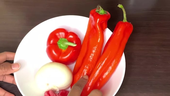Préparer la base de poivre : hacher finement les poivrons pointus, les poivrons rouges, les oignons et les piments habanero. Mixer grossièrement le tout au robot culinaire. (Ne pas mixer jusqu'à obtenir une purée lisse)