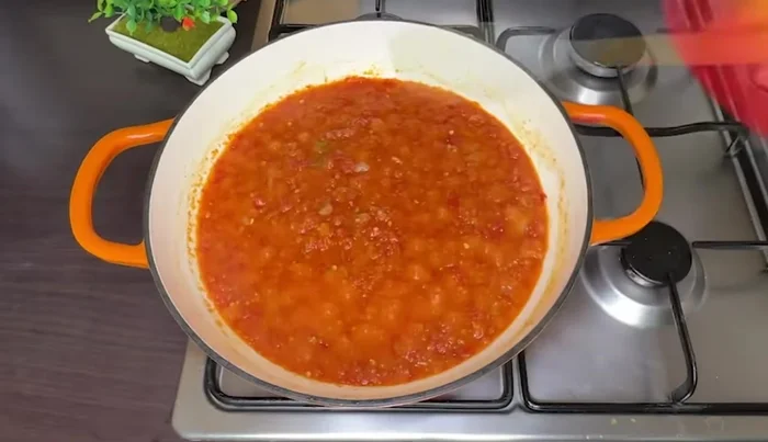 Finir la cuisson : Ajouter du bouillon d'escargot à la base de poivre et faire frire pendant 5 à 8 minutes. Ajouter les escargots frits, couvrir et laisser mijoter 3 minutes.