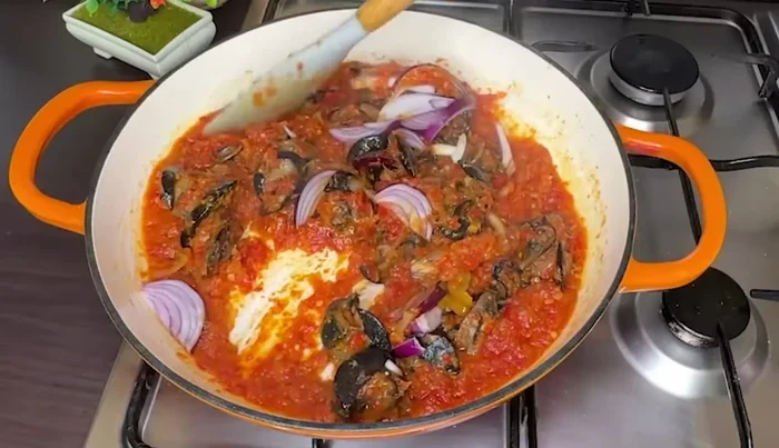 Ajouter les garnitures : Ajouter des oignons hachés pour le croquant et laisser frire 2 minutes. Garnir d'oignons verts ou d'autres légumes.