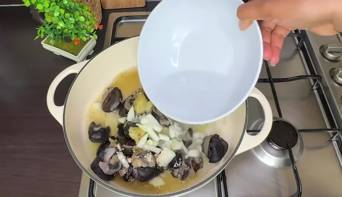 Assaisonner les escargots : Assaisonner les escargots avec de la pâte d'ail, de l'oignon, du gingembre, de l'assaisonnement pour légumes, de l'assaisonnement pour crevettes, des oignons hachés et du sel. Ajouter un peu d'eau et laisser cuire jusqu'à ce qu'ils soient fermes et croustillants, en remuant régulièrement.