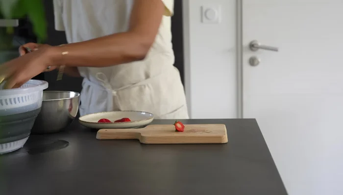 Une fois la pâte refroidie, étaler la crème au mascarpone, en laissant un petit bord. Parsemer de pistaches concassées.