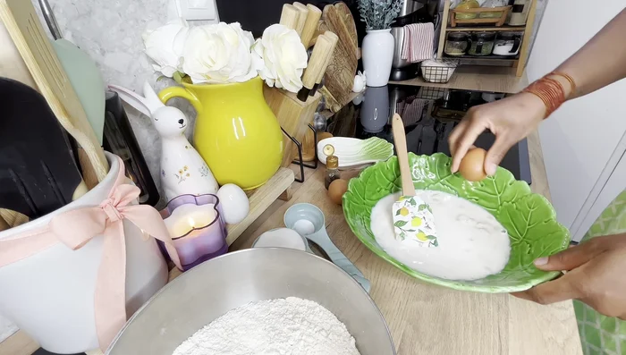 Lever la levure boulangère dans du lait tiède. (Préparation de la brioche)