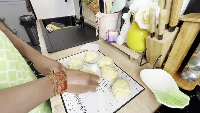 Mettre les boules de pâte dans un moule. Laisser lever 30 minutes. (Préparation de la brioche)