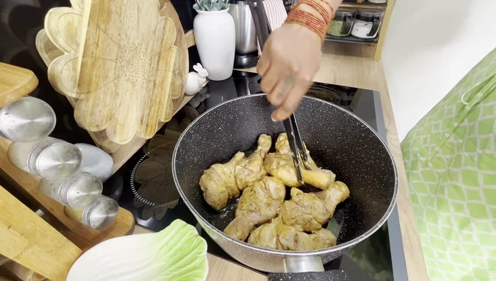 Préparer les légumes pour le ragout: éplucher et couper les carottes et les pommes de terre. (Préparation du ragout)