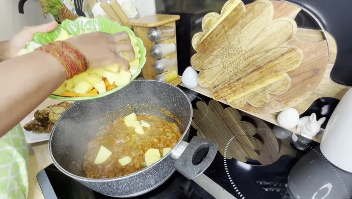 Mélanger, laisser mijoter une dizaine de minutes. Ajouter du persil frais avant de servir. (Préparation du ragout)
