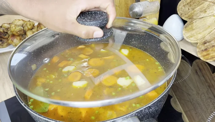 Laisser mijoter les légumes un peu avant d'ajouter le poulet cuit. (Préparation du ragout)
