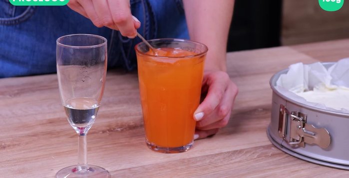 Une fois refroidi, ajoutez le reste du prosecco pour capturer des bulles. Versez sur le cheesecake et laissez prendre au frais avant de servir.