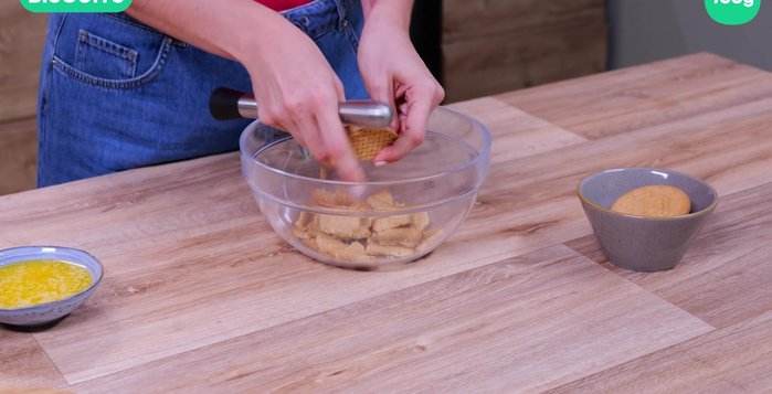 Cassez grossièrement les biscuits et écrasez-les avec un pilon pour les réduire en morceaux.