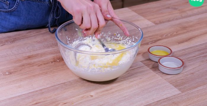 Incorporez le jus de citron et le jus d'orange. Placez la préparation dans le fond de tarte et lissez la surface. Réservez au frais.