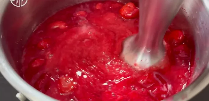 Préparer la gelée de fraise : Faire chauffer des fraises fraîches (ou framboises) avec du jus de citron, puis ajouter le mélange sucre-agar-agar. Porter à ébullition et cuire 2 minutes. Laisser refroidir complètement. (106.32)