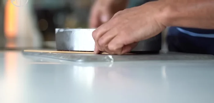 Glaçage : Desserer le cercle à gâteau. Glisser des brochettes sous le gâteau. Verser délicatement le jus de fraise légèrement gélifié sur le dessus. (279.199)