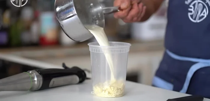 Préparer la ganache à la vanille : Infuser la crème épaisse chaude dans la vanille, mélanger au chocolat blanc. Ajouter la gélatine ramollie et le reste de la crème épaisse glacée. Bien mélanger et réfrigérer toute la nuit. (32.399)