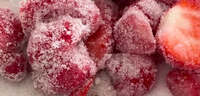 Préparer le jus de fraise : Laisser décongeler lentement des fraises surgelées au réfrigérateur pendant la nuit. Cuire à feu doux pendant 3 heures au bain-marie. (69.92)