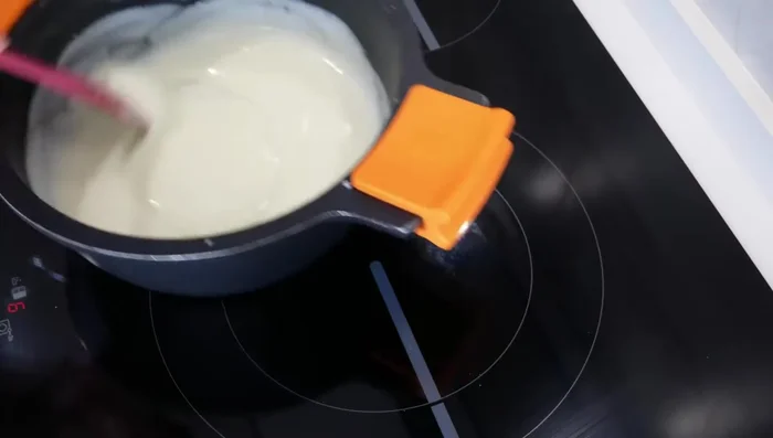 Une fois la crème épaisse, retirer du feu et verser dans un moule (146.959).