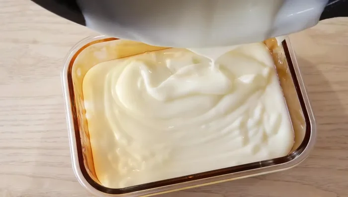 Verser la crème par-dessus le caramel (168.319).