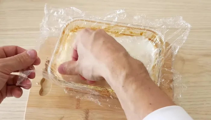 Couvrir le moule avec du film alimentaire, en veillant à ce qu'il touche la surface de la crème (182.8).