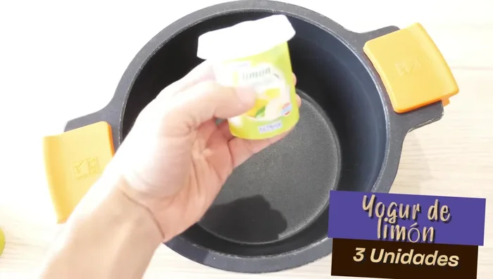 Faire une petite coupe au dessous de chaque yaourt au citron pour faciliter leur extraction du pot (35.76).
