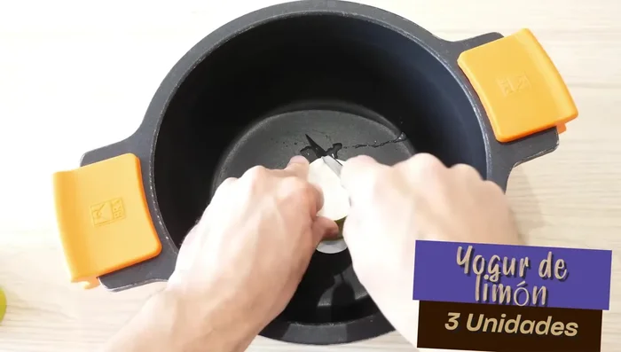 Placer les 3 yaourts au citron dans une casserole (33.44).