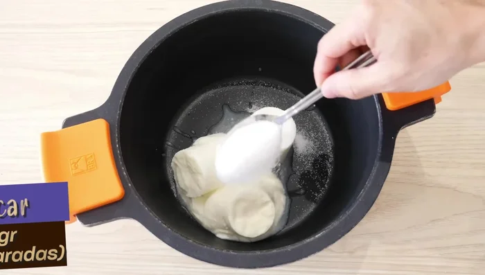 Ajouter 2 cuillères à soupe de sucre (et 3 cuillères à soupe de Maïzena) (59.76, 66.24).