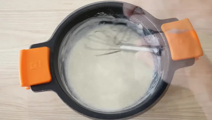 Ajouter 300 ml de lait et remuer jusqu'à l'obtention d'une consistance homogène, sans grumeaux (92.759).