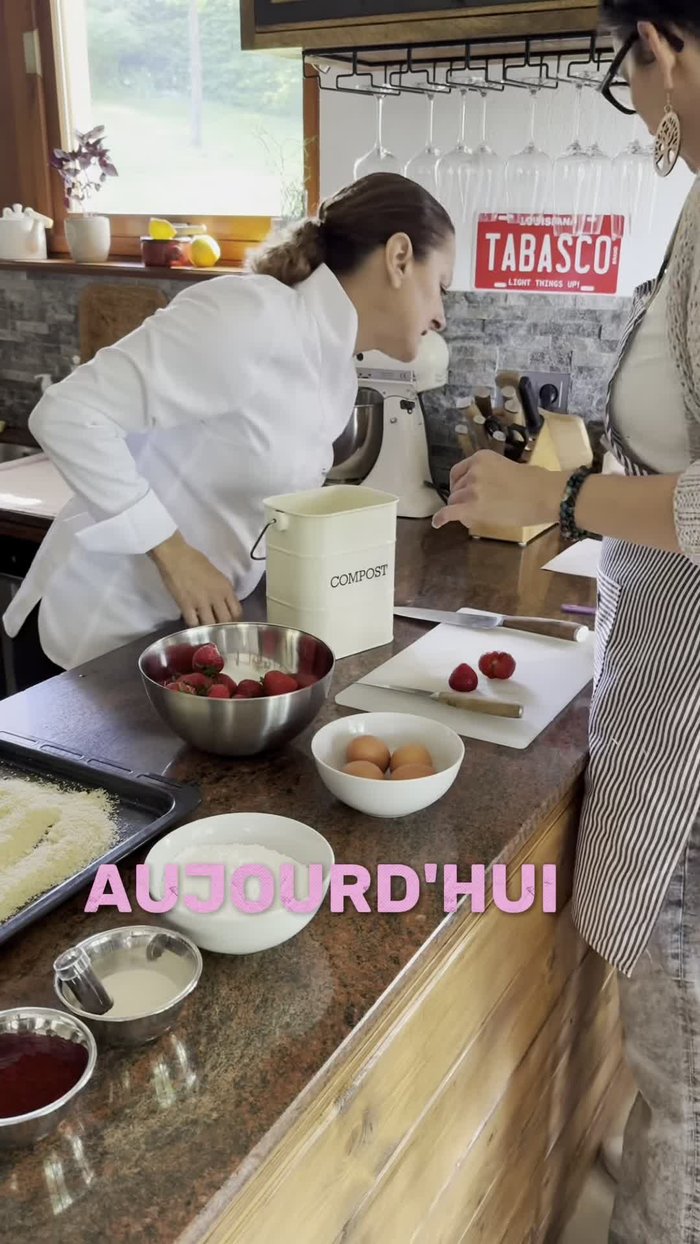 Préparation de la recette de macarons à la fraise.