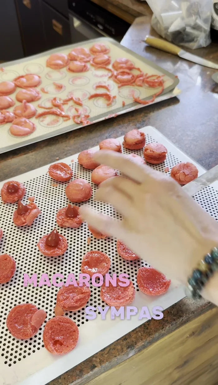 Réalisez des macarons à la fraise.