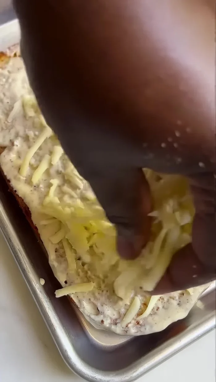 Ajouter du fromage mozzarella, des crevettes croustillantes et de la chair de crabe.