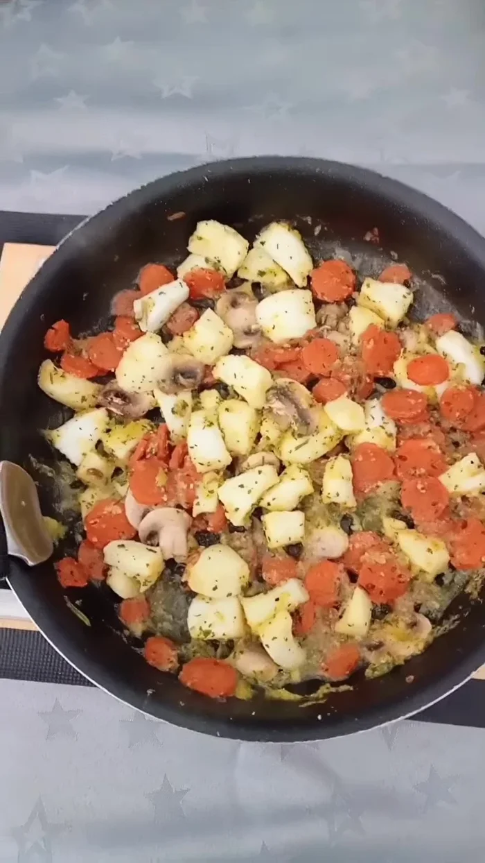 Faire revenir dans une poêle les lamelles d'encornets, les champignons de Paris coupés en lamelles, la carotte coupée en rondelles et la demi-courgette râpée. Assaisonner avec du sel, du poivre, des herbes, de l'ail, de l'échalote et du curry.